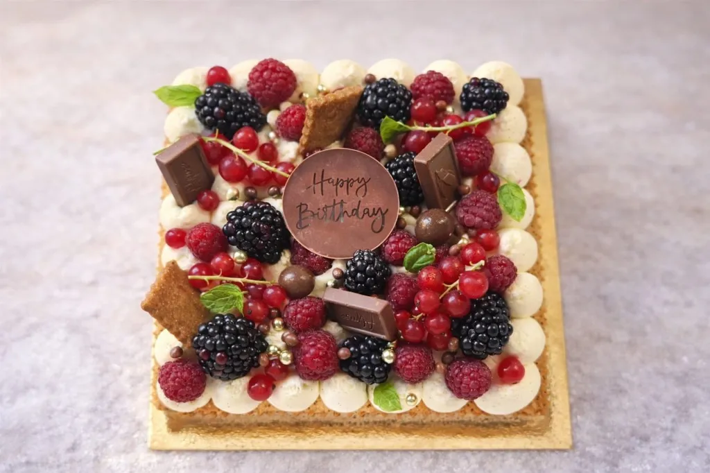 Gâteau Happy Birthday fruits rouges