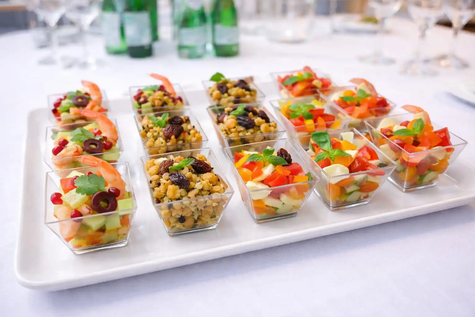 Verrines et assortiment de mignardises salées